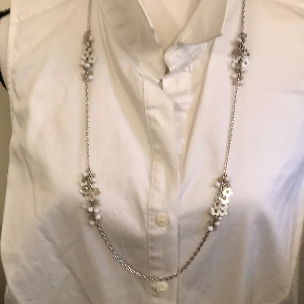 Silver-tone white flower and bead design necklace. Very cute! - Picture 4 of 8